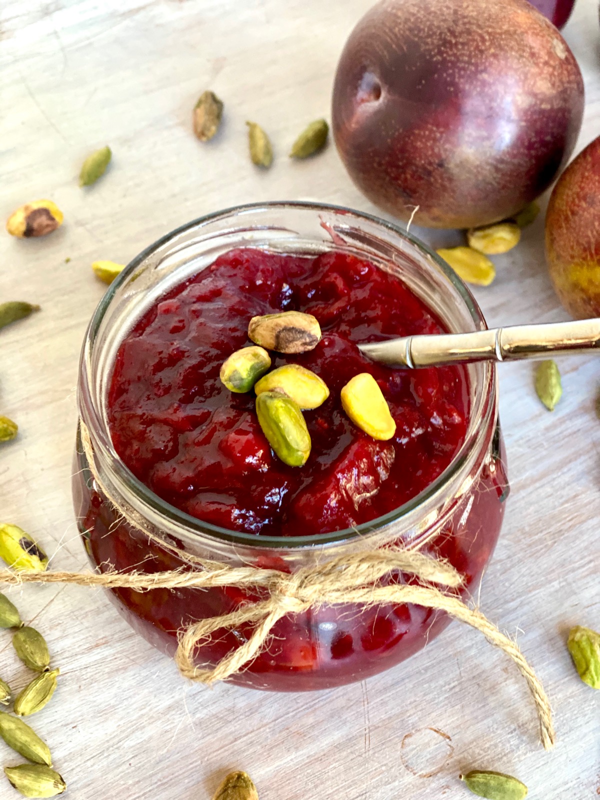 https://ovenhug.com/wp-content/uploads/2019/06/Fresh-Red-Plum-Compote-in-a-jam-jar-with-pistachio-garnish.jpg