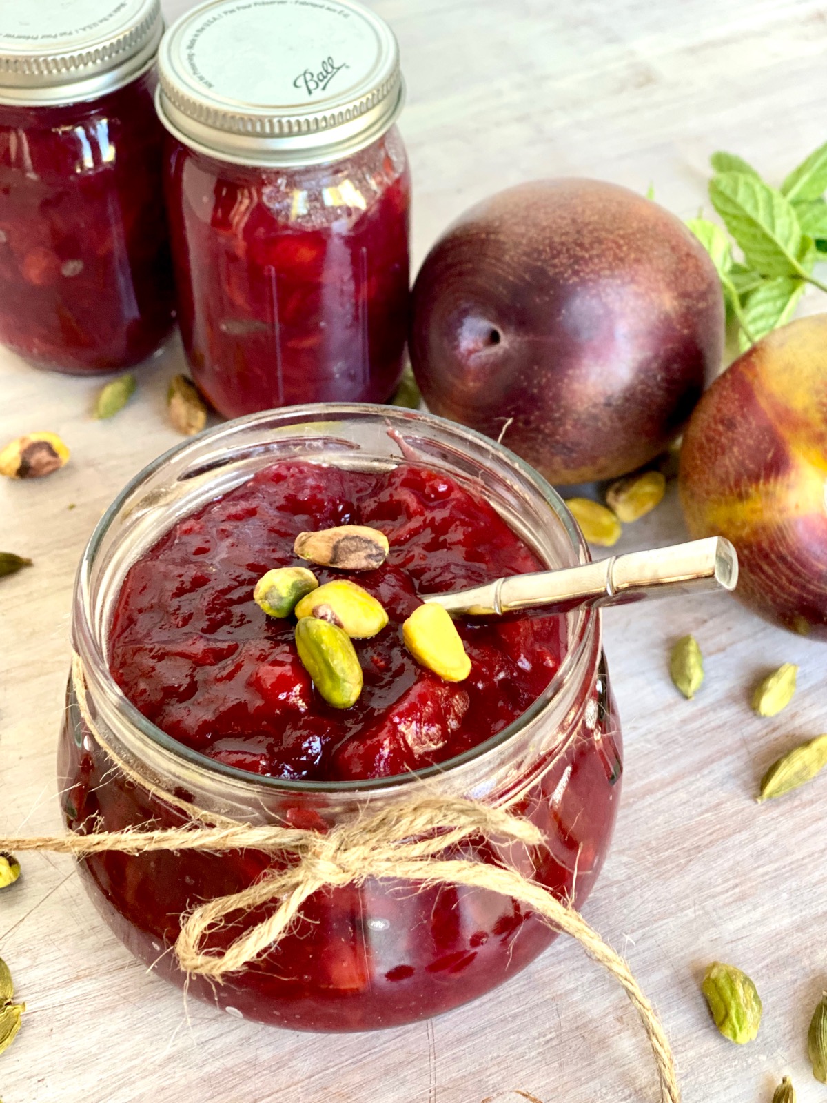 https://ovenhug.com/wp-content/uploads/2019/06/Fresh-Red-Plum-Compote-in-jam-mason-jars-with-pistachio-garnish.jpg