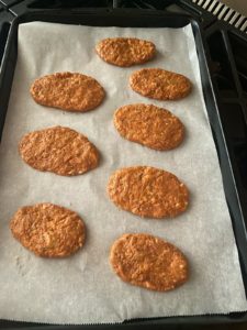 kotlet patties on parchment paper and baking sheet